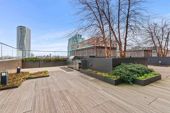 Building Photo - 75 Park Ln S