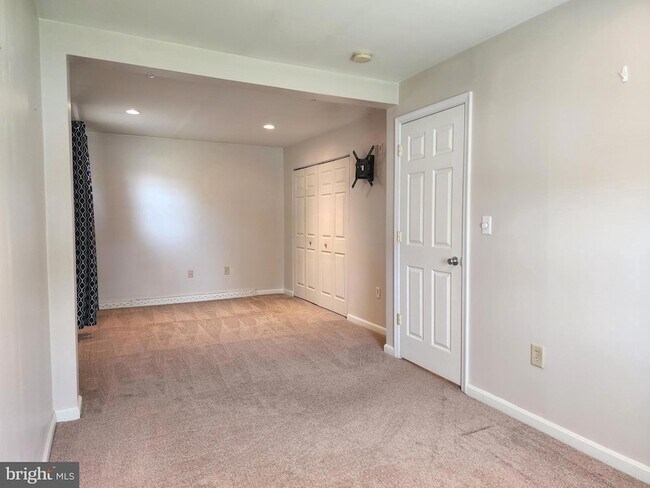 Building Photo - 739 Stouffer Ave