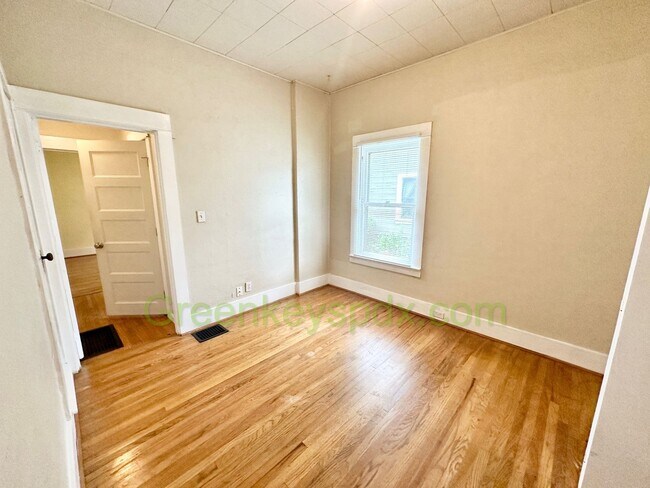 Building Photo - 3-Bedroom, 2-Bathroom House with Attached Garage and Workshop Near Belmont and SE 45th