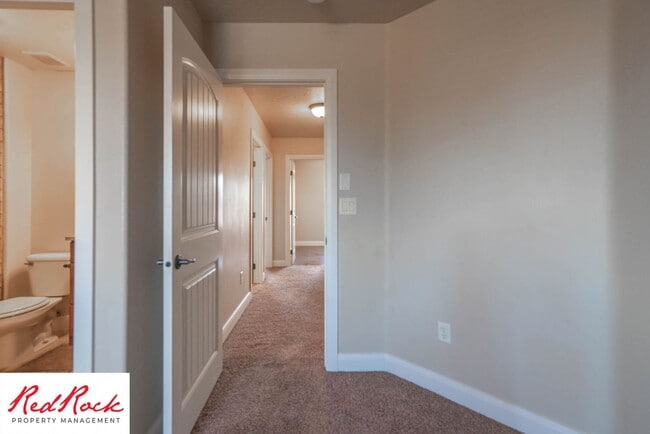 Building Photo - 3 Bedroom Townhome In Southgate Community