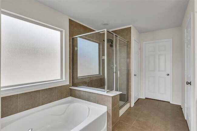 Building Photo - 16100 Hawthorne Heights Trail