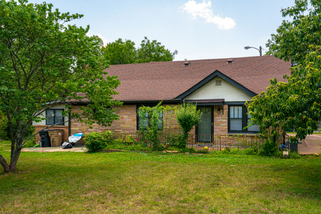 Building Photo - 600 Larkin Springs Rd