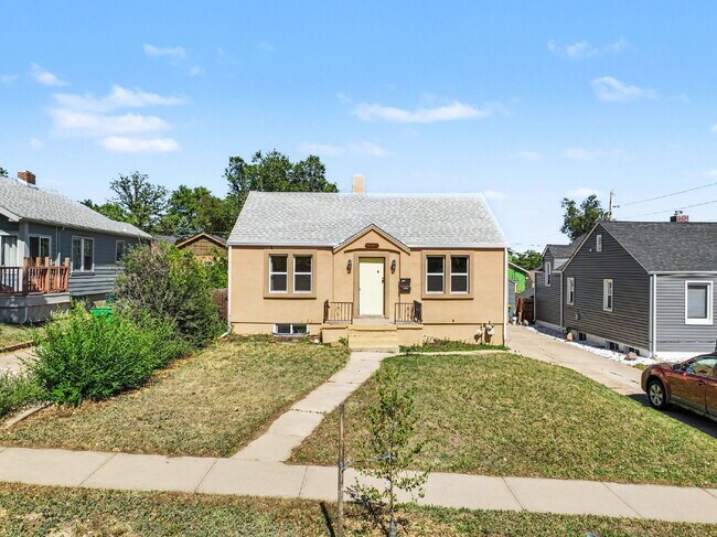 Building Photo - Charming 2-Bedroom Wheat Ridge Bungalow Near Sloan’s Lake - Available Now!