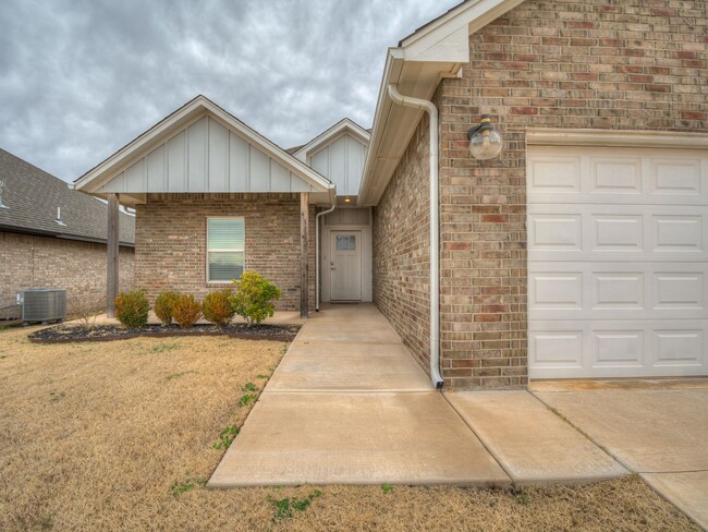 Building Photo - 4 Bedroom + Yukon Schools