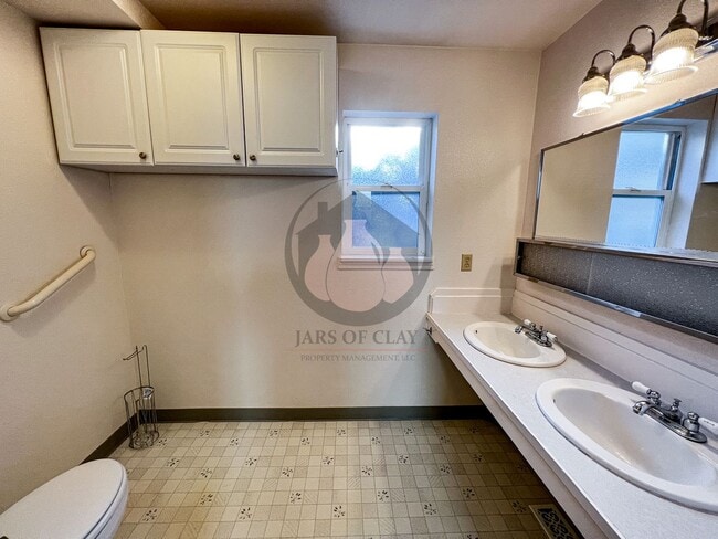 Building Photo - Adorable Historical Home