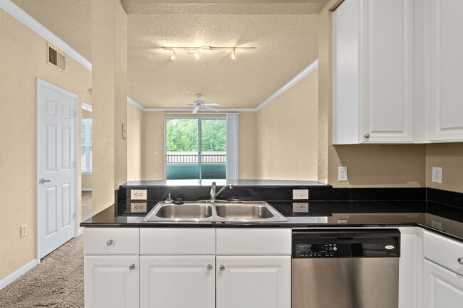 Building Photo - Gated Community!