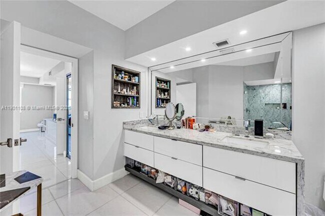 Building Photo - 19900 E Country Club Dr