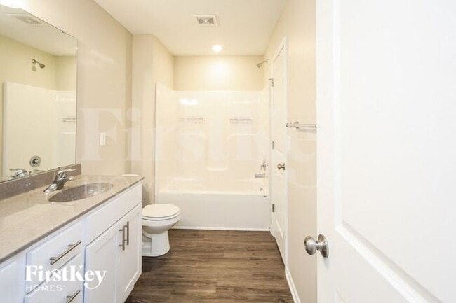 Building Photo - 5015 N Belmont Ave