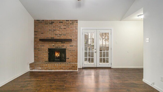 Building Photo - 2107 Mistletoe Ave