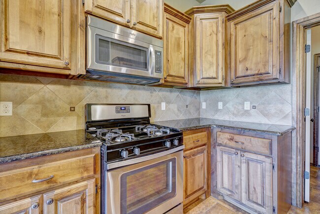 Building Photo - 1713 Pinewood Dr