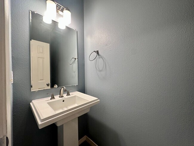 Building Photo - 1/2 off first months rent!! | Modern Comfort Meets Convenience in Beaverton Townhouse 2 Bed 2.5 B...