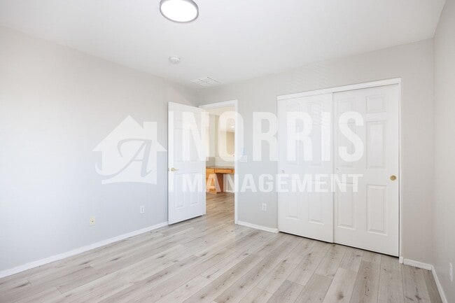 Building Photo - 1553 E Alba Dr