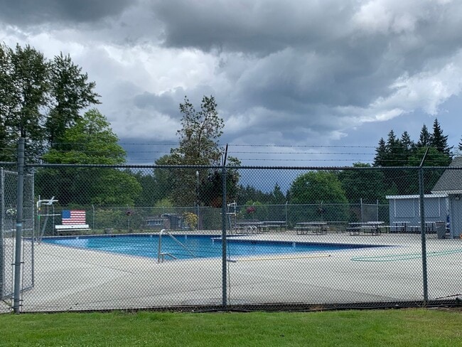 Building Photo - Spacious and bright