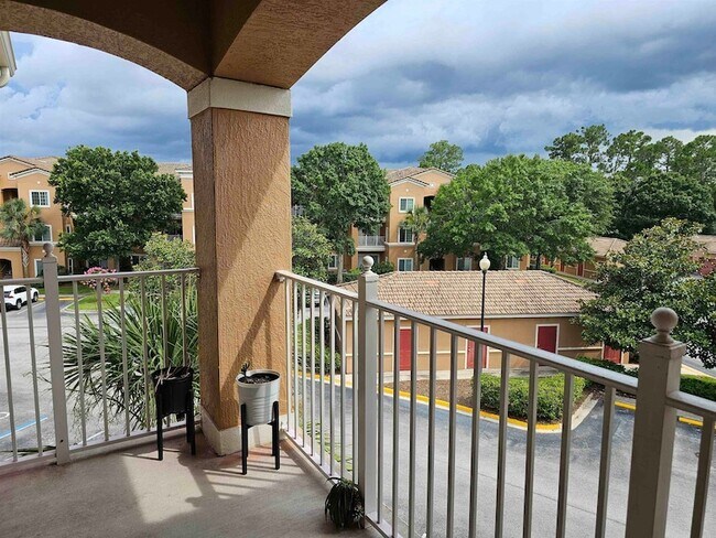 Building Photo - 605 Fairway Dr