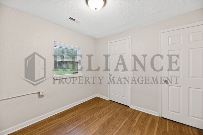 Building Photo - 508 N Tracy St