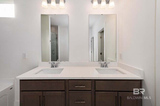 Building Photo - 231 Bronze St