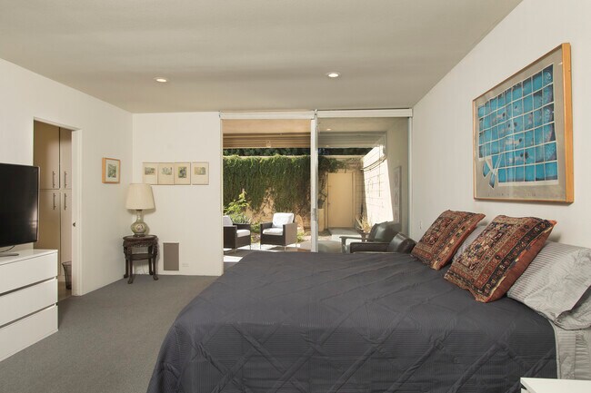Large Main Bedroom - 501 Desert Lakes Cir