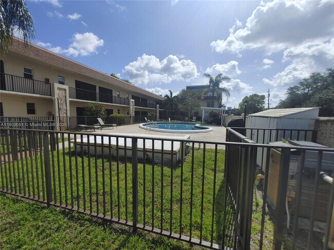 Building Photo - 421 NE 1st St