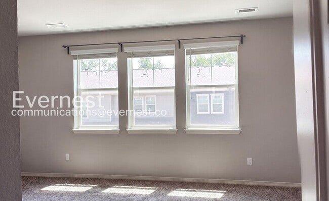 Building Photo - 3 Bed/2.5 Bath Town Home with Garage / Available Soon!