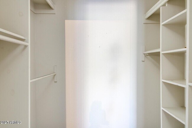 Building Photo - 3832 E Bloomfield Rd