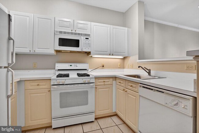 Building Photo - 1645 International Dr