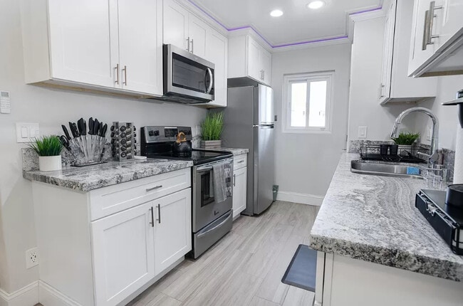 Building Photo - 555 S La Veta Park Cir