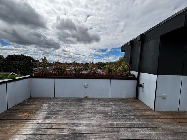 Building Photo - Modern Tri-Story in the heart of Capitol Hill