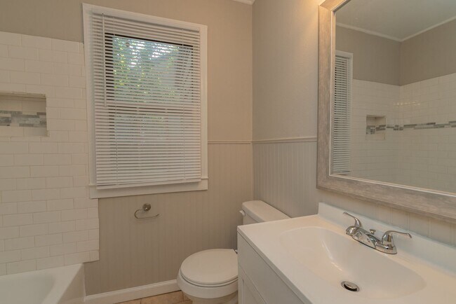Building Photo - $1,200 - 3 bed/2 bath house for rent in Midtown Augusta, with fenced back yard
