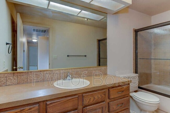 Building Photo - 810 N Horton St