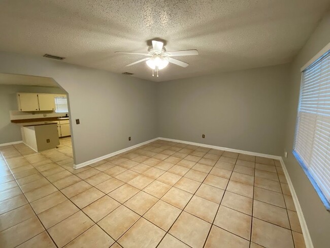 Building Photo - 3 Bedroom 2 Bath Home in Edgewater for RENT!