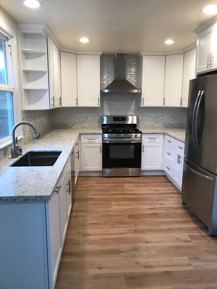 Brand new kitchen with new stainless appliances and quartz countertops. - 20 Cadiz Ct.