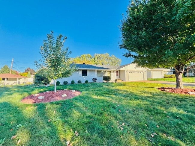Building Photo - Sprawling 3bedroom 2bath Home in Roseville...