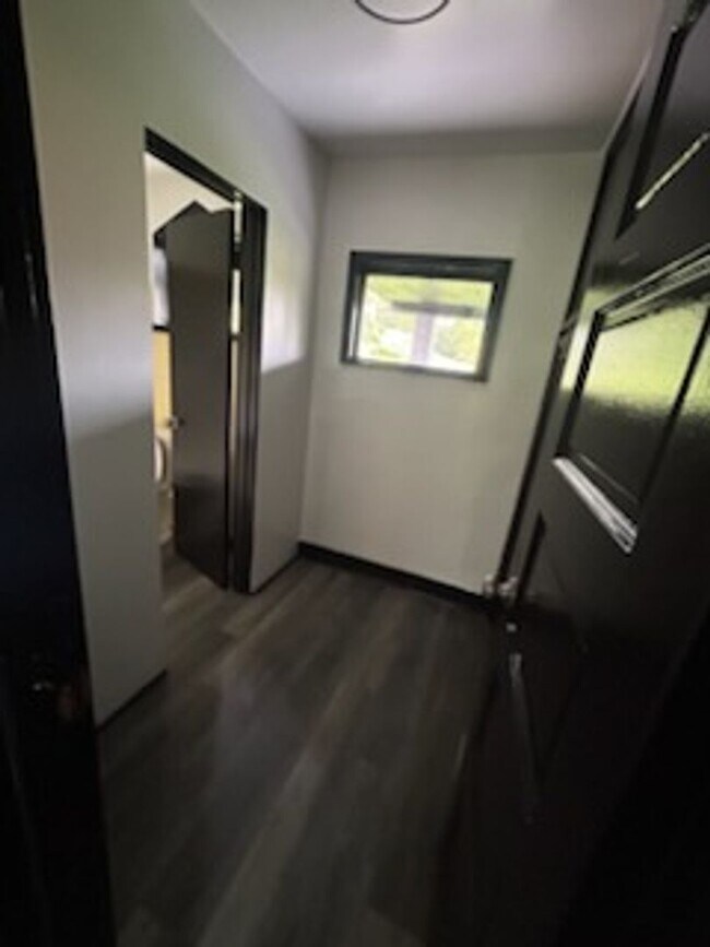 Building Photo - Newly Update 3 bedroom 1 bath house for re...