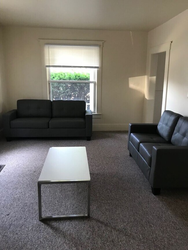 Building Photo - Spacious 5 bedroom house Centrally located to U of M Campus