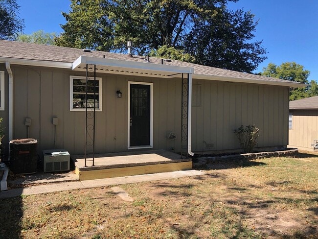 Building Photo - Newly remodeled 2 bedroom duplex in SW Spr...