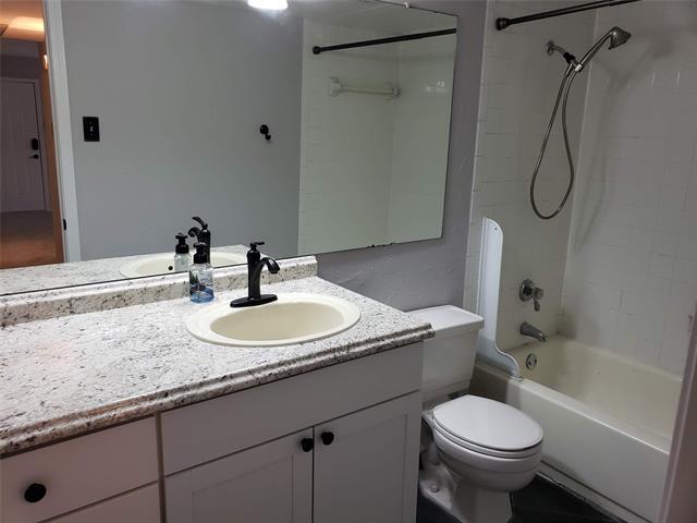 Building Photo - 18333 Roehampton Dr