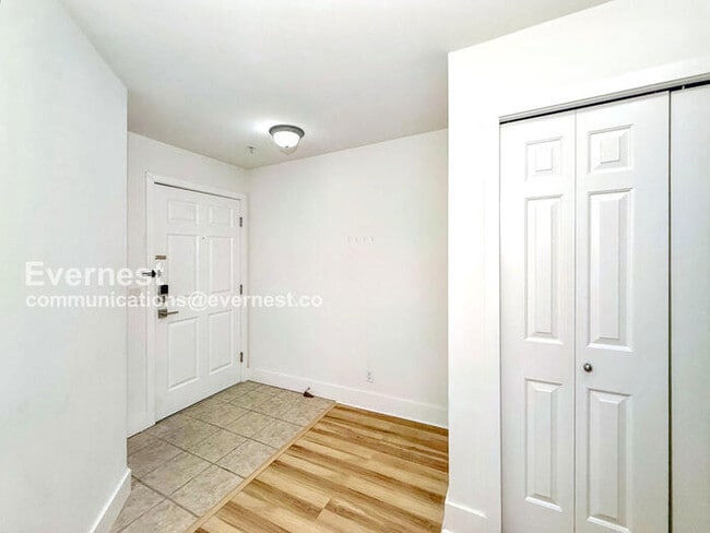 Building Photo - 133 Queen Anne Ave N