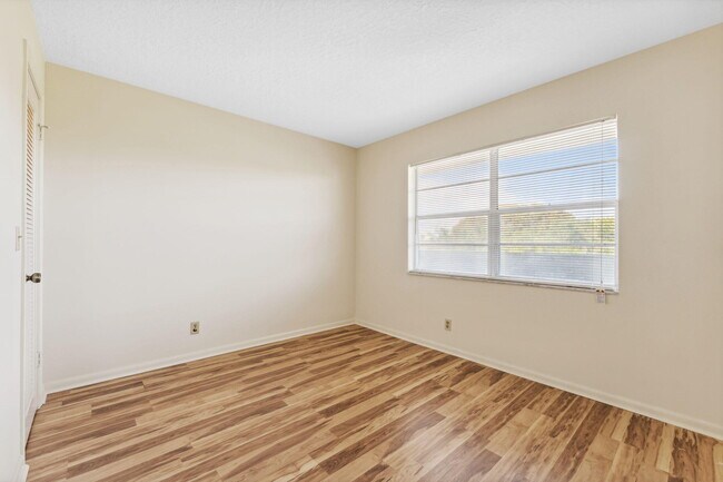 Building Photo - 1638 Embassy Dr