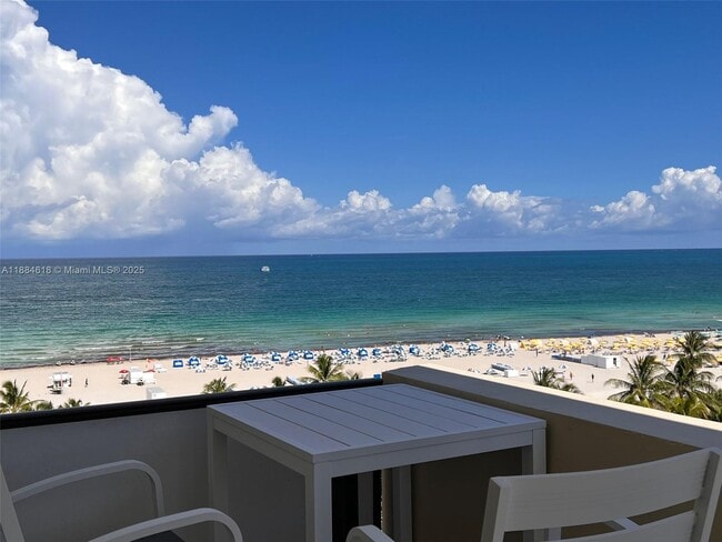 Primary Photo - 1623 Collins Ave