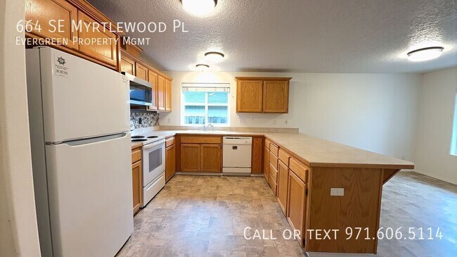 Building Photo - 664 SE Myrtlewood Pl