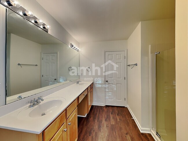 Building Photo - 15516 Crossing Gate Dr