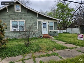 Building Photo - 215 E 11th St