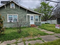 Building Photo - 215 E 11th St