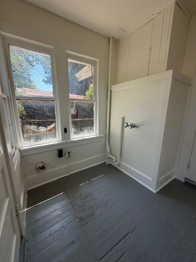 Building Photo - Newly Renovated 2 Bedroom, 1 Bathroom Home