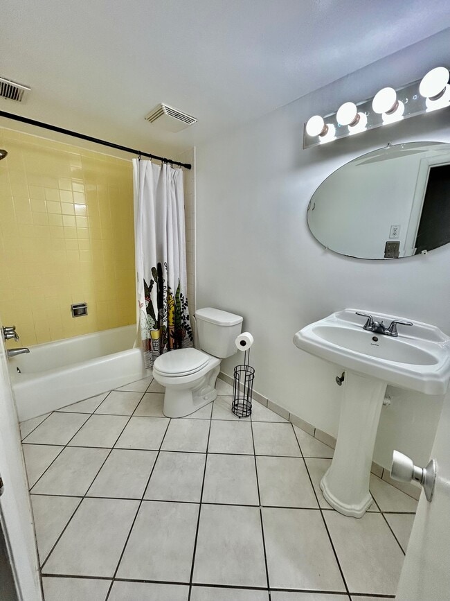 Bathroom - 11909 Parklawn Dr