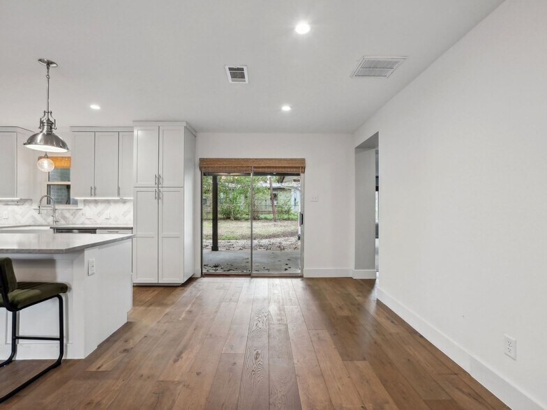 Building Photo - 1109 Sahara Ave