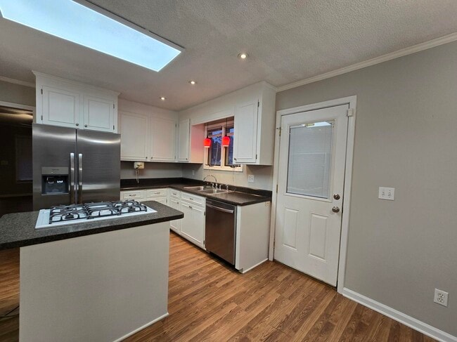 Building Photo - 740 Marigold St