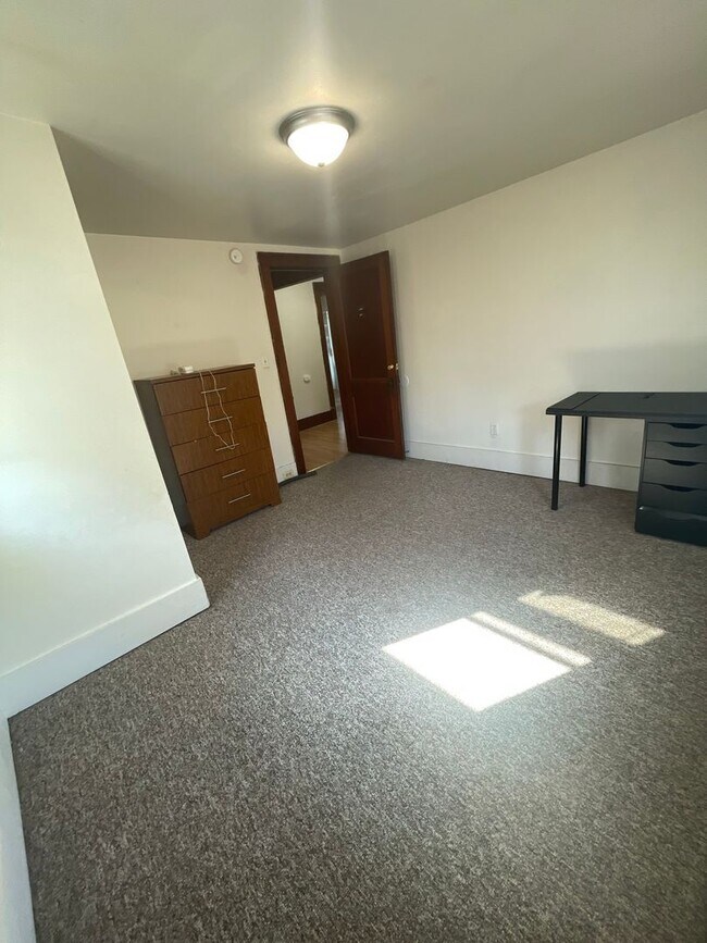 Building Photo - 926 Sylvan Ave