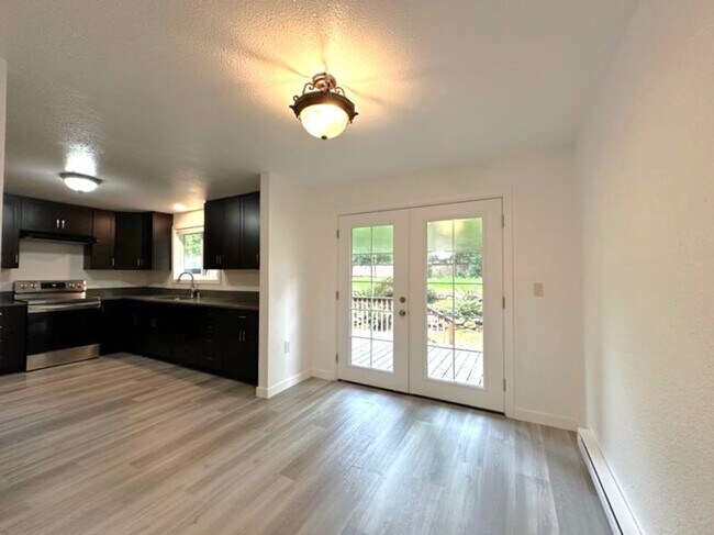 Building Photo - Welcome Home: Cozy 3BR/2BA Lake Holiday Retreat