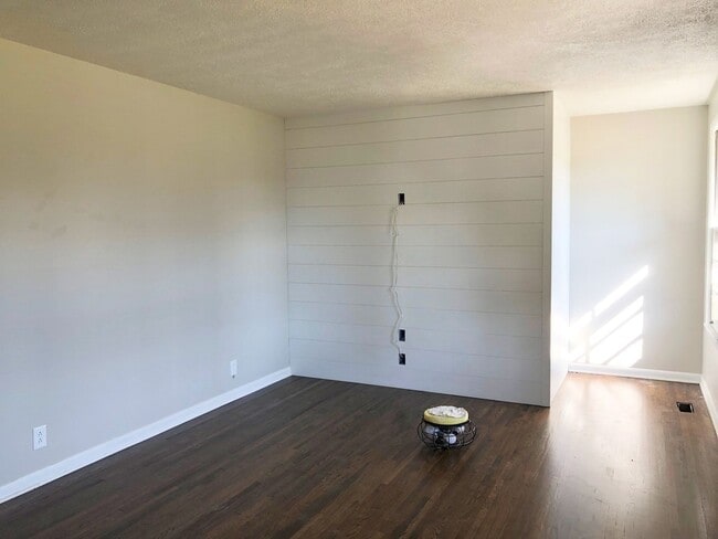 Building Photo - Recently Renovated Three Bedroom Home in Hendersonville